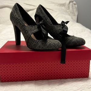 Size 6  Kelly and Katie black and white cloth heels.